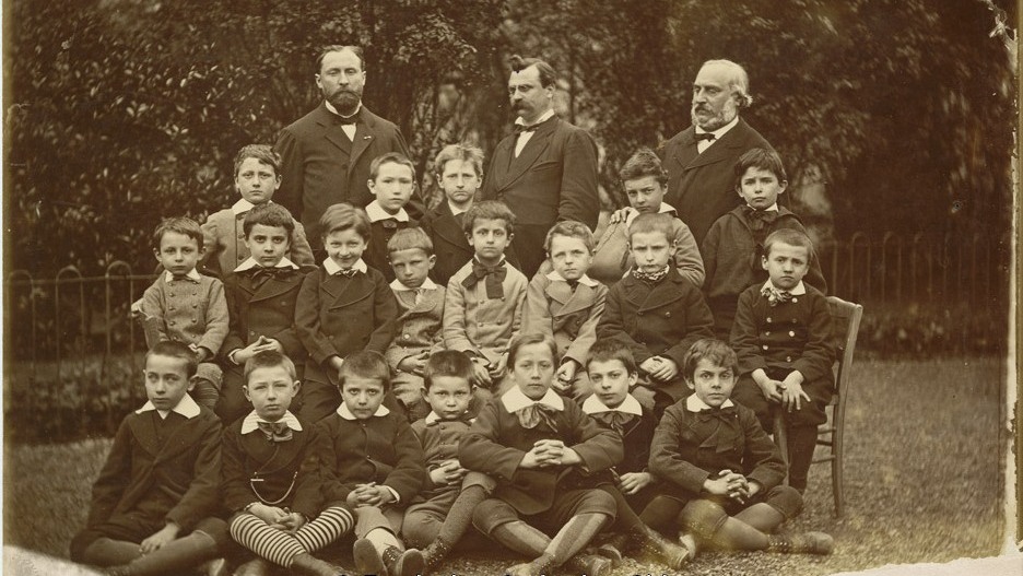 10 2Gide Andr 2nd from l on 2nd row with ors unknown 1877 fondation Catherine G dtl
